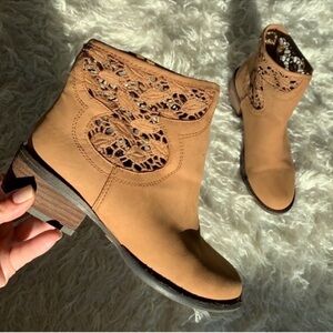 Very Volatile Crochet Heel Boots/Booties Sz 6 Tan mustard camel brown